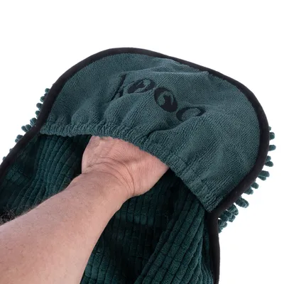 Hand in einem grünen Mikrofaser-Handtuch mit der Aufschrift 'dog'. Geeignet zum Trocknen oder Reinigen von Haustieren.