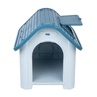 Plastová bouda pro psy s modrou střechou a otevíracím oknem, značka Zooplus. Viditelný prostorný vnitřek.