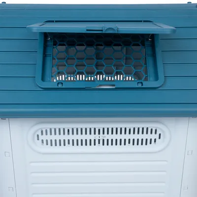 Detailní pohled na modrý plastový kryt s voštinovým větráním a bílou ventilační mřížkou. Vhodné pro cirkulaci vzduchu v uzavřených prostorách.