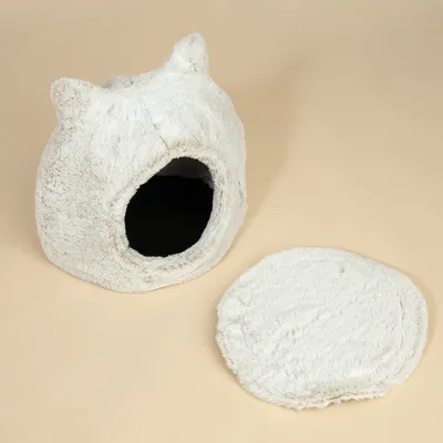Knusse grot van witte pluche met afneembaar, rond kussen. Ideaal voor huisdieren om te slapen of zich te verstoppen.