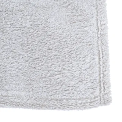 Közelkép egy fehér, bolyhos textúráról, valószínűleg háziállat-termékekhez készült anyag.