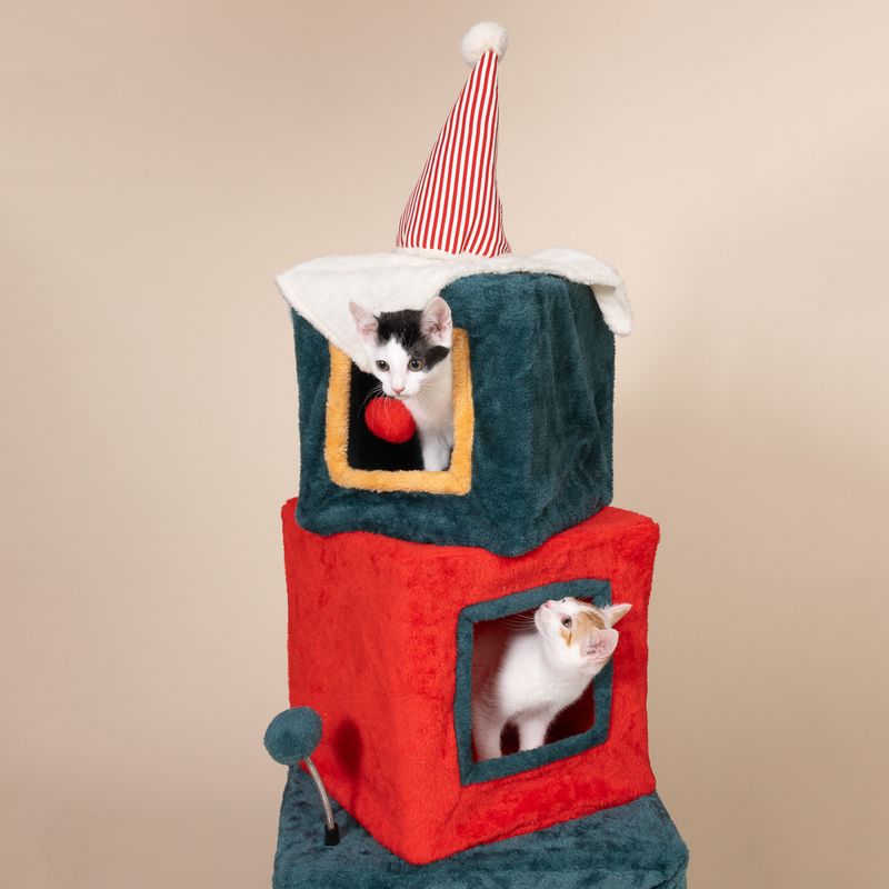 TIAKI Weihnachtlicher Geschenketurm für Katzen