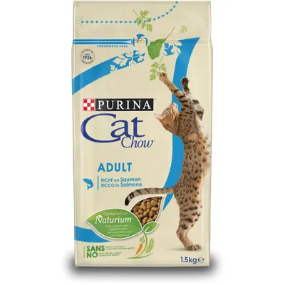 PURINA Cat Chow Adult, Riche en Saumon, 1.5 kg pakkaus. Teksti: Contient/Con Naturium, SANS NO, Freshness Seal, vuodesta 1926. Kuvassa kissa ja ruokapaloja.