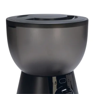 Automatische voerdispenser met zwarte schaal en bedieningselementen voor het instellen van voedertijden.
