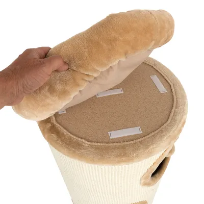 Ruka zdvíha odnímateľnú, béžovú, polstrovanú vrchnú časť so suchými zipsami z mačacieho stromu. Ukazuje jednoduché čistenie alebo výmenu.