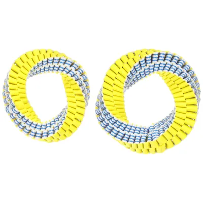 Twee geel-blauwe gevlochten speelringen van kunststof, spiraalvormig ontworpen.
