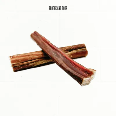 George and Bobs. Dos palitos de carne seca, marrón y rojo, como snack natural para masticar.