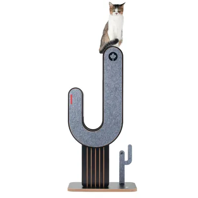 Kratzbaum in Kaktusform mit grauem Filzbezug und Holzdetails. Katze sitzt oben auf dem Kratzbaum.
