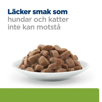 Skål med bruna köttbitar i sås, Text: Läckra smaker som hundar och katter inte kan motstå. Skål med bruna köttbitar i sås, Text: Läckra smaker som hundar och katter inte kan motstå.