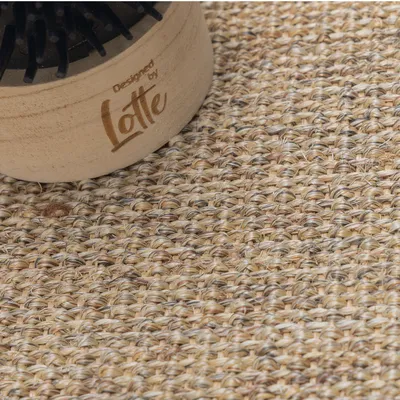 Designed by Lotte griffoir en bois Fida