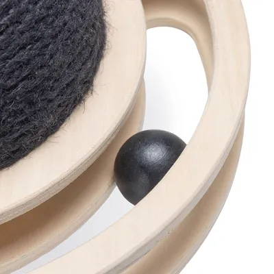 Designed by Lotte Balle en bois pour chat Baya Designed by Lotte Balle en bois pour chat Baya