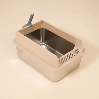 Rechteckige Katzentoilette aus Metall mit beigem Kunststoffrand und integriertem Sieb, seitlich ein grauer Griff. Rechteckige Katzentoilette aus Metall mit beigem Kunststoffrand und integriertem Sieb, seitlich ein grauer Griff.