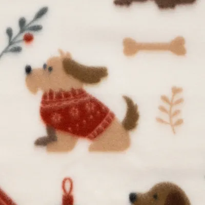 Tessuto con motivo: cane con maglione rosso, ossa, rami e foglie su sfondo color crema. Tessuto con motivo: cane con maglione rosso, ossa, rami e foglie su sfondo color crema.