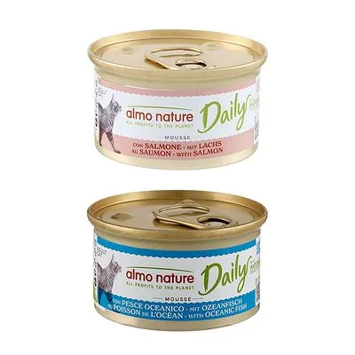 Twee blikken almo nature Daily mousse kattenvoer: één met zalm ('with salmon'), één met oceaanvis ('with oceanic fish'). Beide blikken met goudkleurig deksel en zichtbare merknaam.