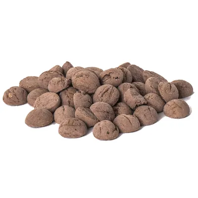 Pienso seco en forma de croquetas redondas marrones, apiladas sobre fondo blanco. No se muestra envase ni marca visible.