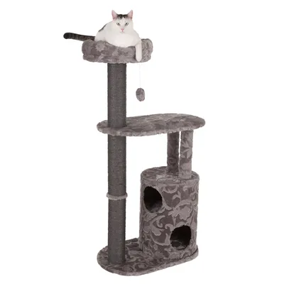 Arbre à chat gris avec trois plateformes, deux niches rondes, poteaux en sisal et un jouet suspendu. Un chat blanc et gris est allongé sur la plateforme supérieure.
