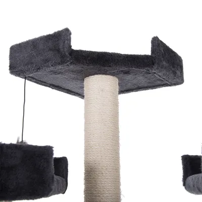 Krabpaal met sisalstam en grijze pluche platforms, geschikt voor klimmen en rusten.