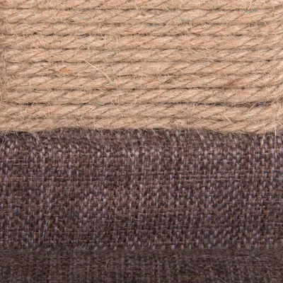 Detailný záber na hnedú tkaninu a prírodne sfarbené sisalové lano, zobrazuje štruktúru materiálu pre škrabadlo alebo nábytok.