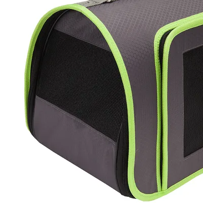 Borsa trasportino in tessuto grigio con profili verdi e inserti in rete nera per ventilazione, vista laterale del prodotto.