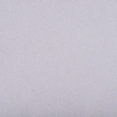 Detail světlé textilie s jemnou tkanou strukturou