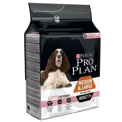 Saco de pienso Purina Pro Plan Medium & Large Sensitive Skin Adult 7+ con perro en el envase. Texto visible: OPTIDERMA, fuentes seleccionadas de proteína, piel sensible, adulto 7+.
