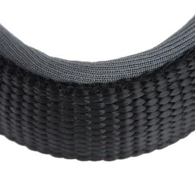 Nahaufnahme eines schwarz-grauen Gewebebands mit geflochtenem Design, geeignet für Produkte wie Halsbänder oder Leinen.