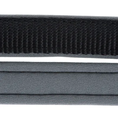 Nahaufnahme von zwei Materialien: schwarzes Netzgewebe und grauer Stoff, möglicherweise für ein Haustierprodukt wie Halsband oder Geschirr.