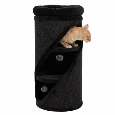 Schwarzer Kratzbaum mit zwei Ebenen, Spielbällen und einer Katze, die aus der oberen Öffnung schaut.