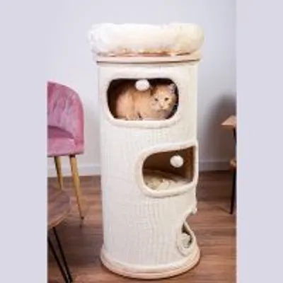 Tiragraffi cilindrico beige con tre aperture, due palline appese e cuscini interni; un gatto arancione visibile nella parte centrale.