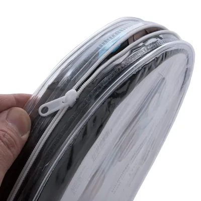 Nahaufnahme einer transparenten Verpackung mit Reissverschluss, gehalten von einer Hand. Sichtbar sind Produktinformationen und Barcode auf der Verpackung.