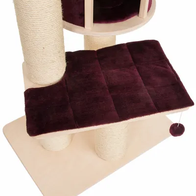 Ansamblu de joacă pentru pisici cu stâlpi din sisal, platformă acoperită cu material textil vișiniu și jucărie tip bilă agățată. Bază și rafturi din lemn deschis la culoare.