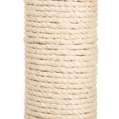 Pilar revestido com corda de sisal natural, material visível em espiral ao redor da estrutura cilíndrica.