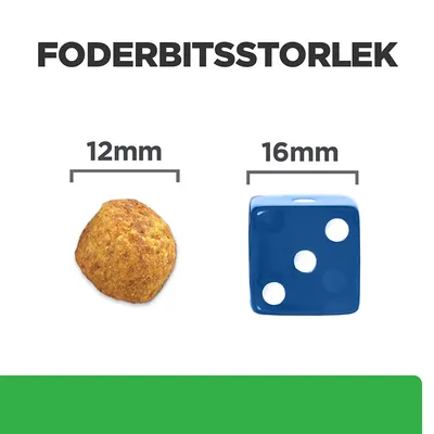 Foderbitsstorlek: foderbit 12 mm bredvid blå tärning 16 mm. Storleksjämförelse för att visa foderbitens dimensioner.