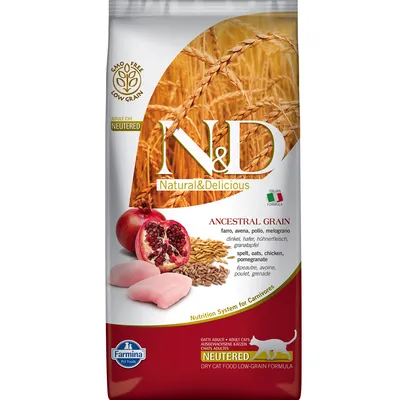 Balení Farmina N&D Natural & Delicious Ancestral Grain pro kastrované kočky, zobrazeny obiloviny, kuřecí maso a granátové jablko. Text: GMO free, low grain, neutered, adult cat.