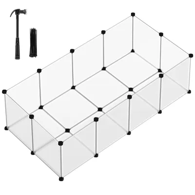 Indhegning med transparente plastvægge og sorte forbindelsesstykker, vist sammen med hammer og kabelbindere som tilbehør. Indhegning med transparente plastvægge og sorte forbindelsesstykker, vist sammen med hammer og kabelbindere som tilbehør.