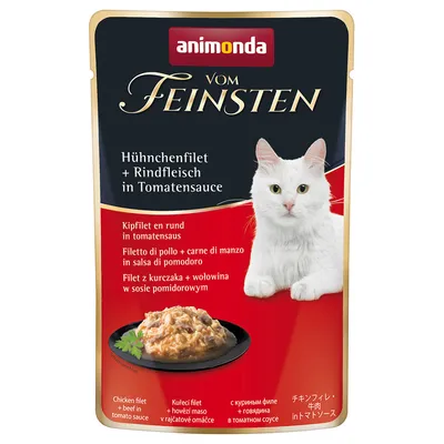 Animonda Vom Feinsten Hühnchenfilet + Rindfleisch in Tomatensauce. Abbildung einer weissen Katze und serviertem Gericht auf schwarzem Teller.