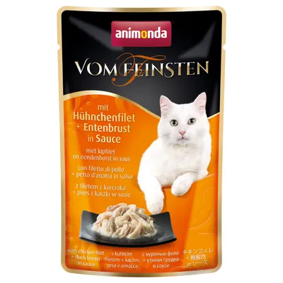 Опаковка Animonda Vom Feinsten с пилешко филе и патешки гърди в сос. Видими са парчета месо на черна чиния и текст на няколко езика, включително български.