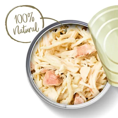 Åben dåse med strimlet kød og stykker, tekst: 100% Natural