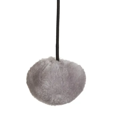 Juguete colgante para gatos: bola gris de felpa unida a una cuerda negra.