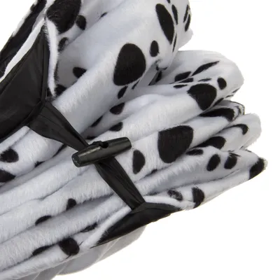 Taiteltu koiranpeitto dalmatialaiskuosilla, valkoinen mustilla pilkuilla, musta sulkijanauha.