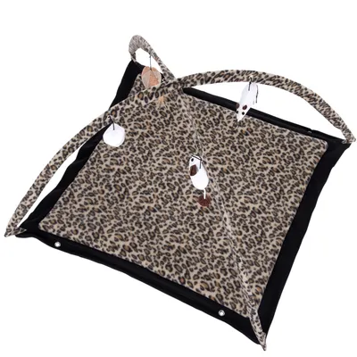 Alfombra de juego con estampado de leopardo y juguetes colgantes, incluidos ratones blancos y elementos marrones. Alfombra con borde negro y arcos curvados.