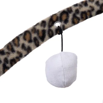 Juguete con estampado de leopardo y bola de tela blanca, sujeto a una cuerda negra.