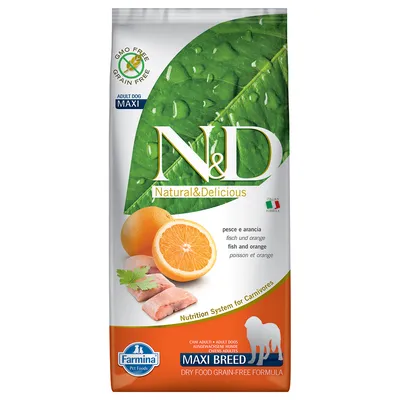 Hrană uscată pentru câini adulți Farmina N&D Natural & Delicious Maxi Breed, pește și portocală, fără cereale, GMO free, imagine cu bucăți de pește și portocală. Text în engleză și italiană.