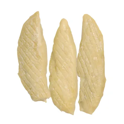 Trois filets de viande claire, aspect naturel, sans emballage ni marque visible, présentés sur fond blanc.