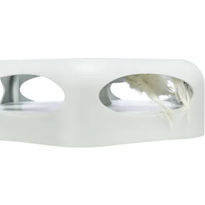 Bílý plastový box s oválnými otvory, uvnitř viditelná bílá plyšová hračka s peřím.