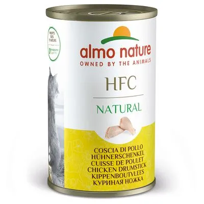 almo nature HFC Natural kippenboutvlees, tekst in meerdere talen, afbeelding van kippenbout en kat zichtbaar op het blik