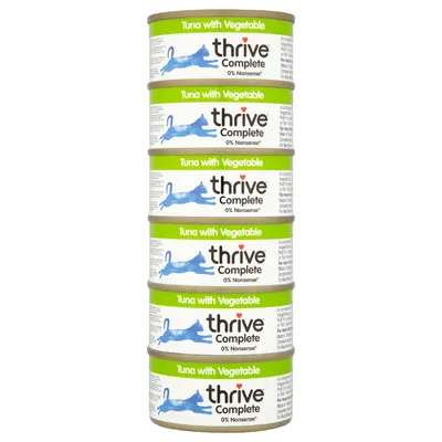 Zes blikjes thrive Complete Tuna with Vegetable, 0% Nonsense. Groene rand met blauwe kat op het etiket. Productnaam en claims duidelijk zichtbaar.