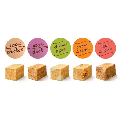 Vijf snackblokjes met opschrift: 100% Chicken, 100% Duck, Chicken & Pea, Chicken & Carrot, Duck & Apple.