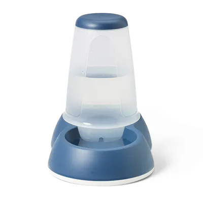 Dispenser d'acqua per animali in plastica blu e trasparente, con serbatoio verticale e ciotola integrata alla base.