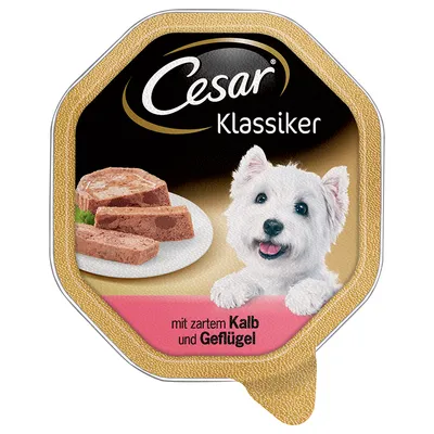 Cesar Klassiker Nassfutter mit zartem Kalb und Geflügel, Abbildung von Futterstücken und einem weissen Hund auf der Verpackung.